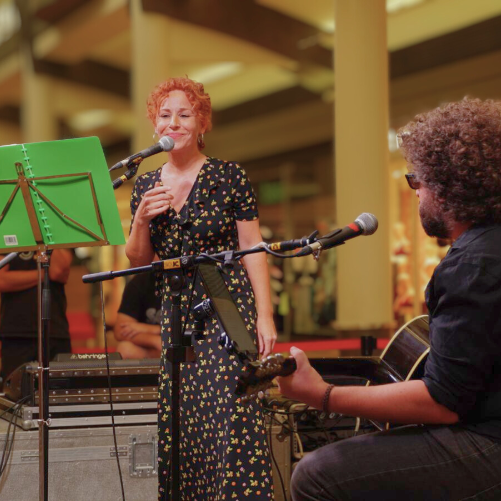 Duo cantando en directo