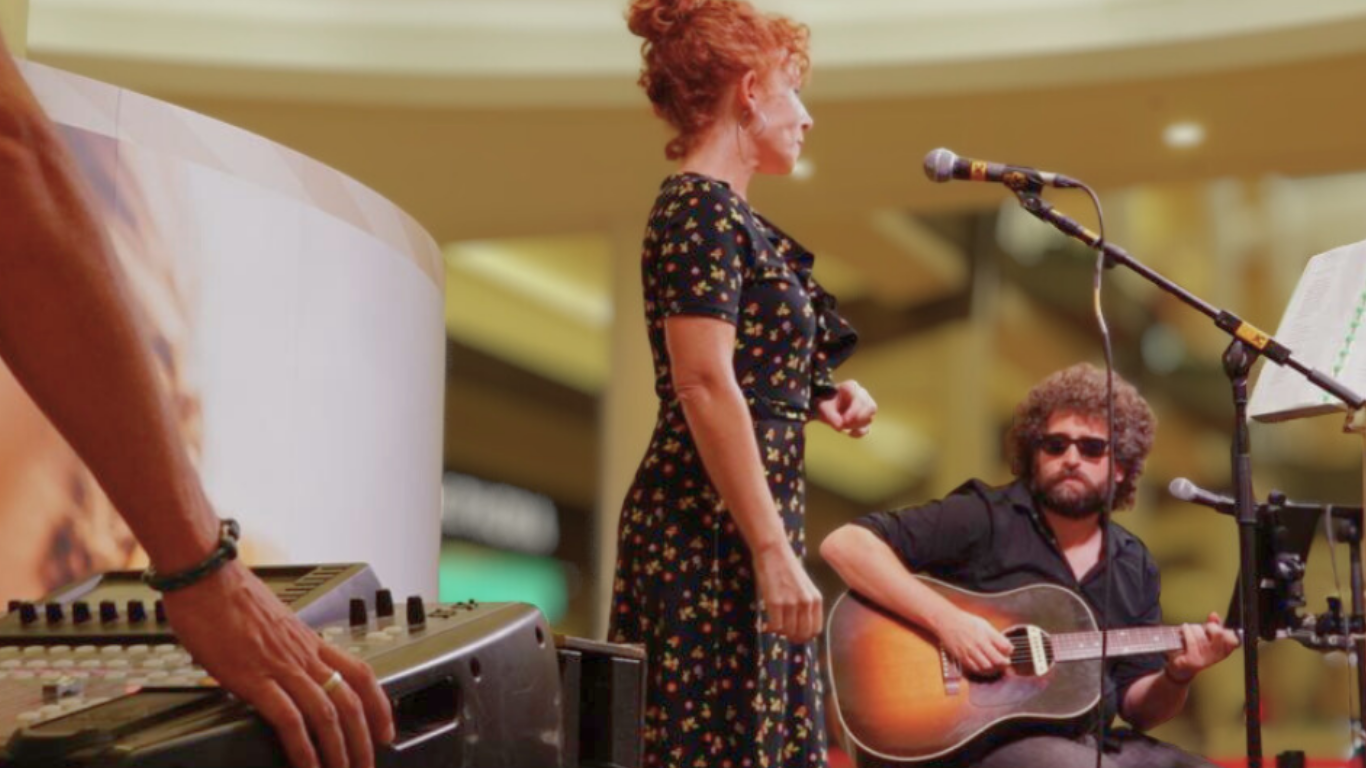 Marta cortell en sant cugat Marta y Roberto en un concierte en el centro comercial de sant cugat